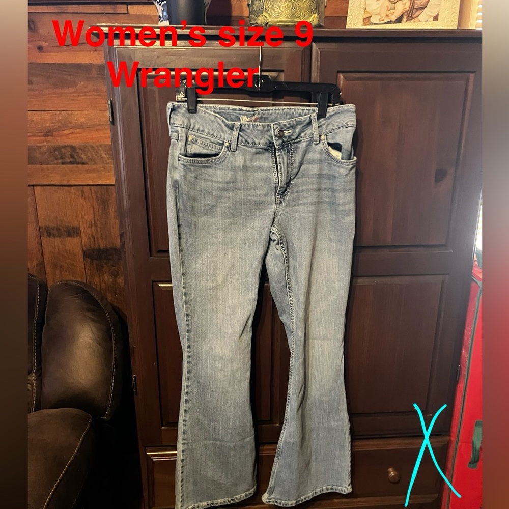 6 pair of women’s jeans. Levi’s and Wranglers included. Size 8.